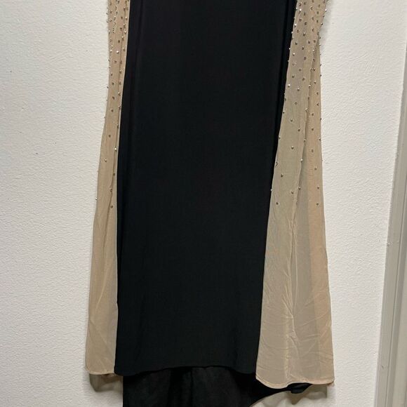 Elegant Black and Gold Evening Gown - Picture 4 of 9